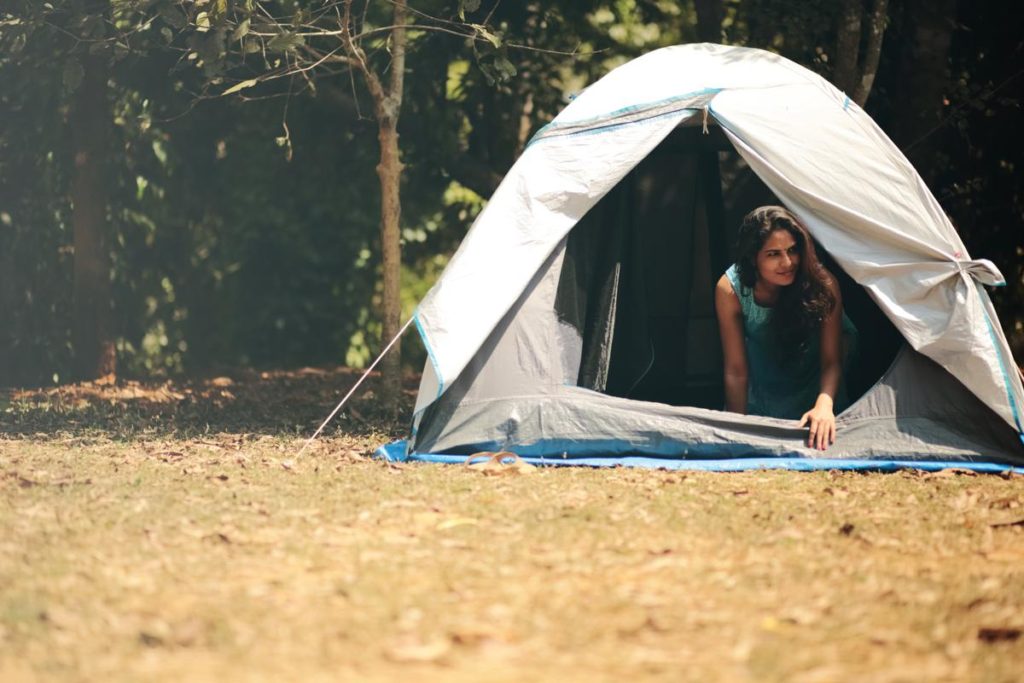 menstruatiecup legen in een tent kamperen festival